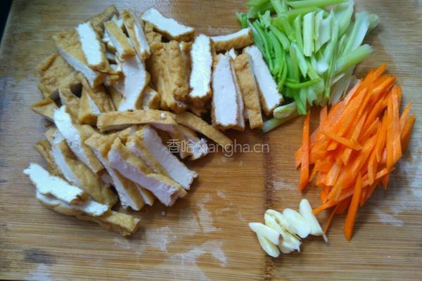 绿豆芽炒油豆腐的做法图解2
