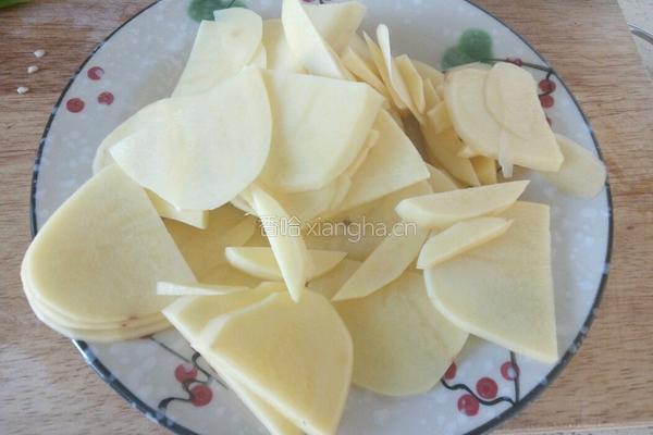 青椒土豆片的做法图解1