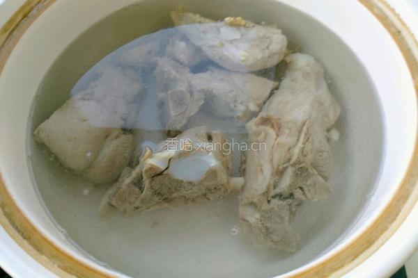 大骨头炖酸菜的做法图解7