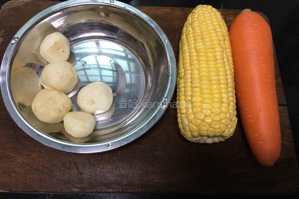 红萝卜马蹄玉米汤的做法图解1