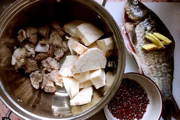赤小豆粉葛鲫鱼汤的做法图解1