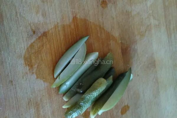 酸黄瓜肉卷的做法图解3