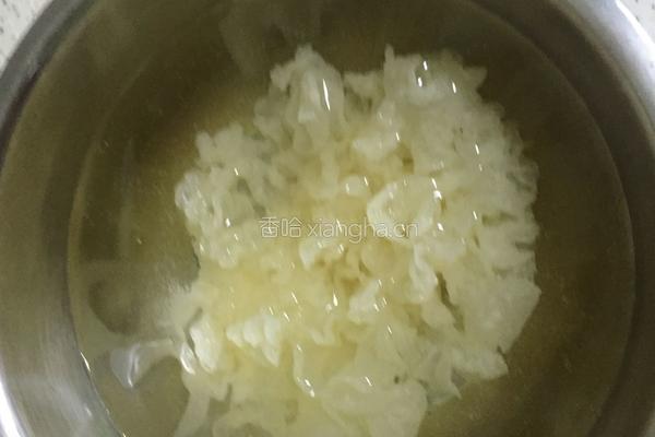 小米银耳粥的做法图解1