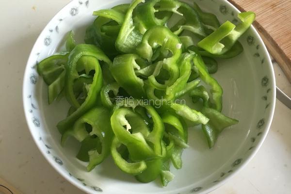 尖椒炒肥肠的做法图解1