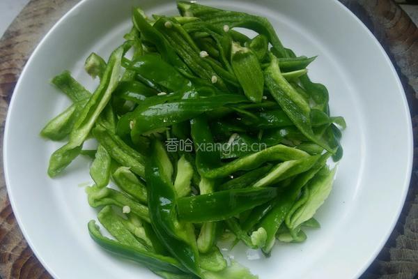 青椒茭白肉丝的做法图解4