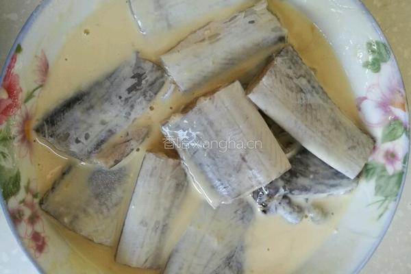 炸带鱼段的做法图解3