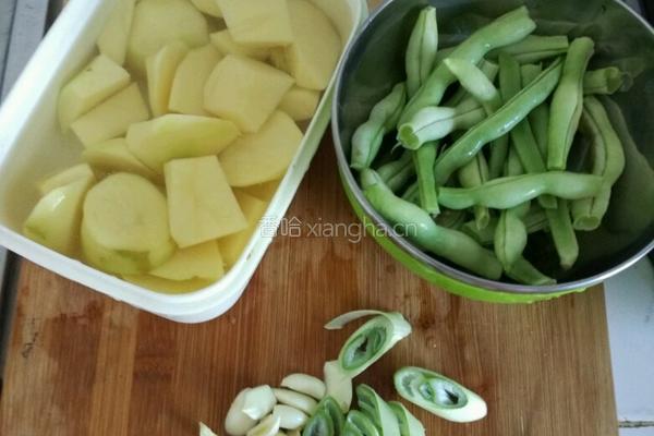 土豆豆角炖鸡块的做法图解2
