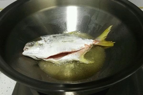 红烧茄汁鲳鱼的做法图解2