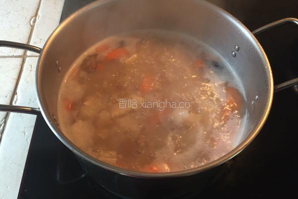 红萝卜薏仁腐竹排骨汤的做法图解7