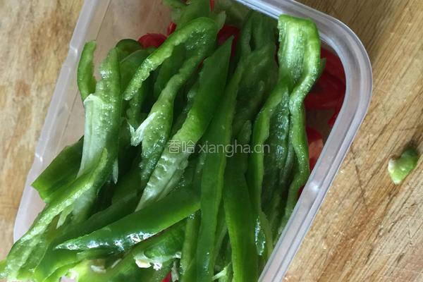 青椒炒油豆腐丝的做法图解1