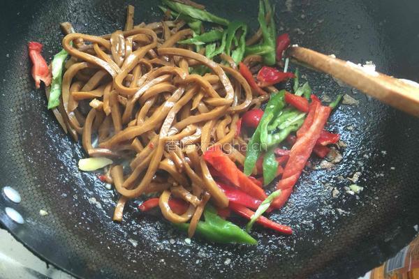 青椒炒油豆腐丝的做法图解5