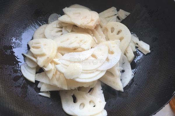 辣椒炒藕片的做法图解5
