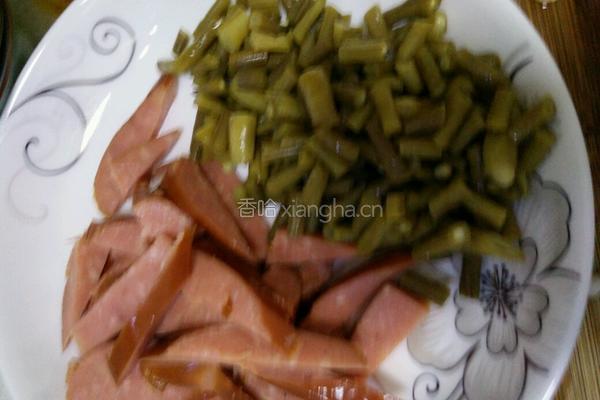 洋葱炒香肠的做法图解2