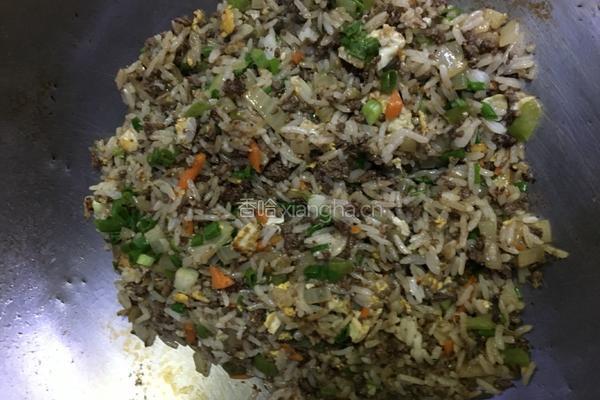 牛肉洋葱炒饭的做法图解2