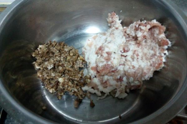 酱肉韭菜馅饺子的做法图解1