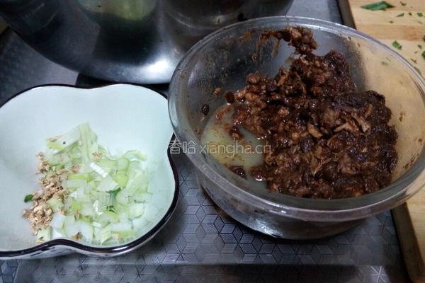 酱肉韭菜馅饺子的做法图解2