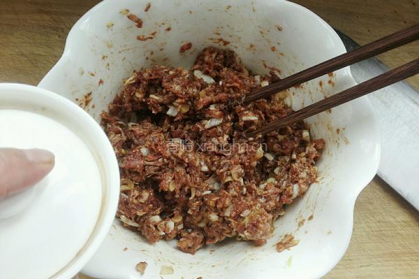 牛肉芹菜饺子的做法图解3
