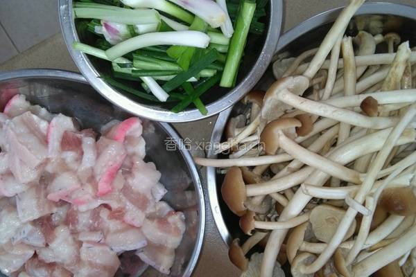 五花肉炖茶树菇的做法图解1