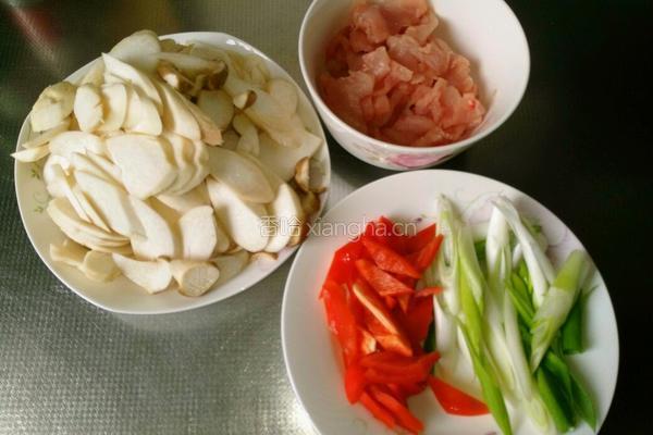 杏鲍菇炒肉片的做法图解1
