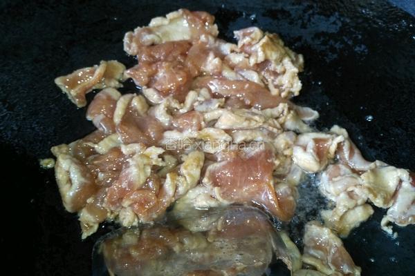 杏鲍菇炒肉片的做法图解3