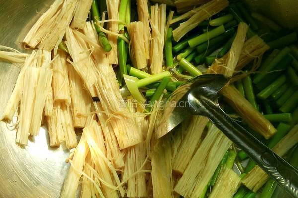 金针菇炒蒜苔的做法图解3