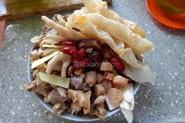 花胶螺头煲鸡汤的做法图解2