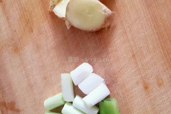 干燥的秋天来点滋补的汤食让你的肌肤Q弹起来的做法图解3