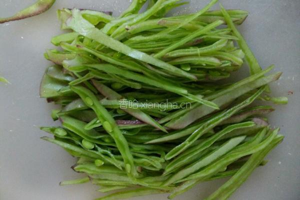 扁豆炒肉片的做法图解2