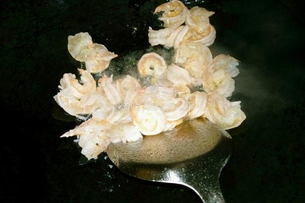 西兰花炒虾球的做法图解3