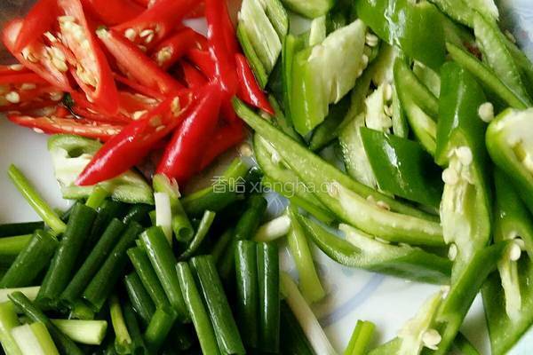 鸡腿菇炒辣腊的做法图解3