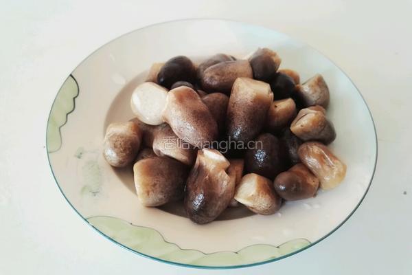 炒草菇的做法图解1