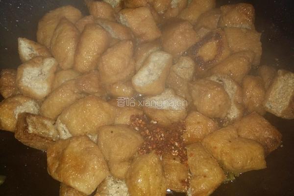 青菜炒豆腐果的做法图解4