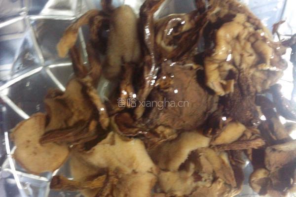 牛肝菌炒肉的做法图解1
