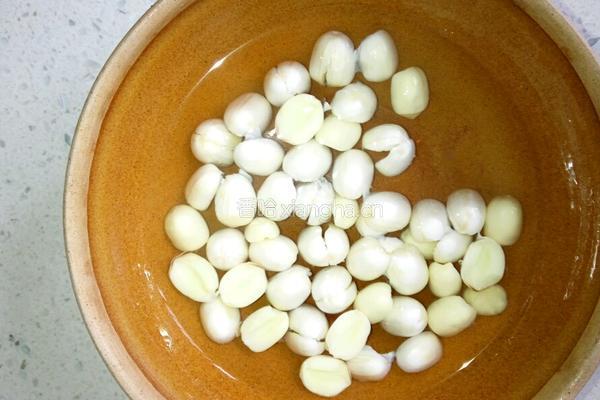 莲子银耳红枣汤的做法图解4