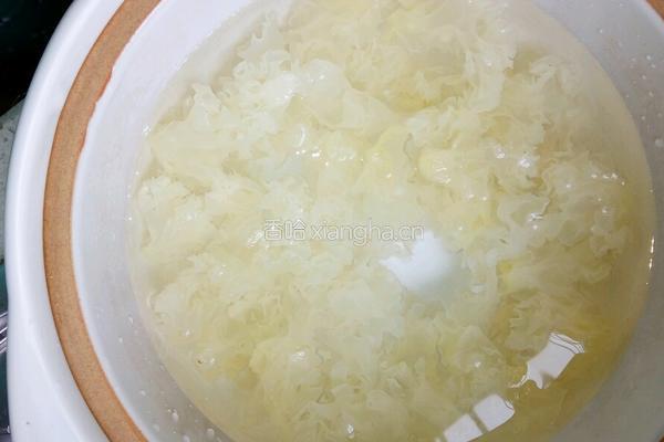 莲子银耳红枣汤的做法图解5