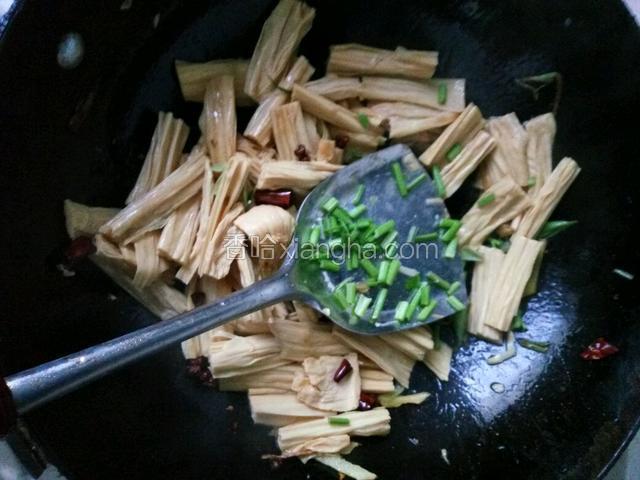 加入香菜翻炒