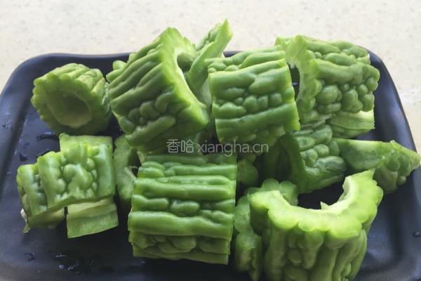 黄豆苦瓜排骨汤的做法图解4