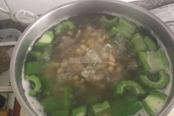 黄豆苦瓜排骨汤的做法图解6