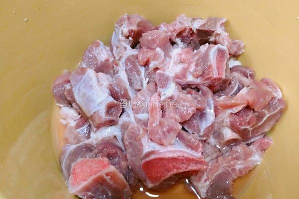 杏鲍菇炖猪大骨的做法图解1