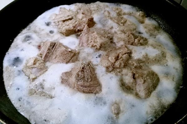 杏鲍菇炖猪大骨的做法图解6