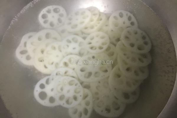 香辣藕片的做法图解1