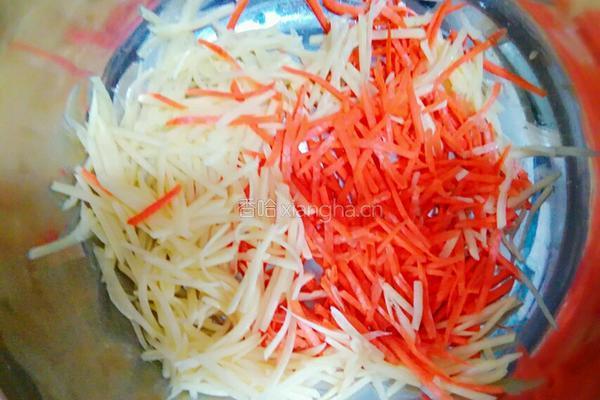 胡萝卜土豆丝饼的做法图解1