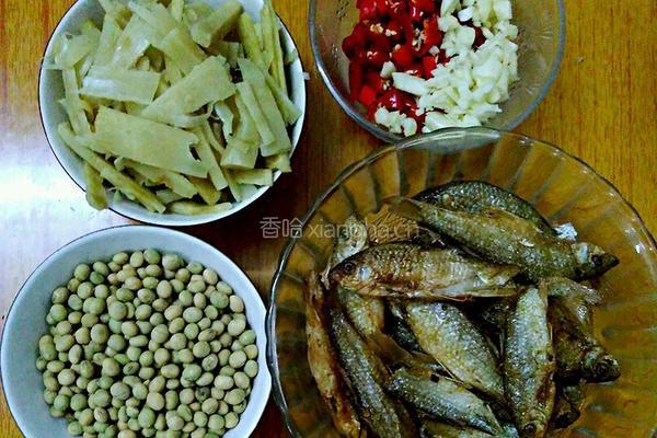 黄豆酸笋炒鱼干的做法图解1