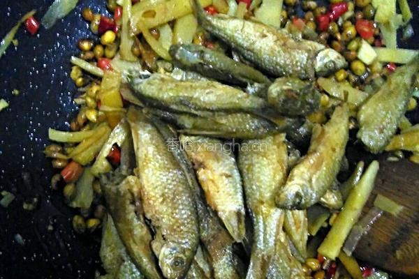 黄豆酸笋炒鱼干的做法图解8
