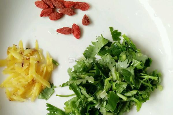 金针菇青菜瘦肉汤的做法图解1