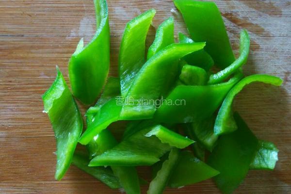 尖椒炒白玉菇鸡胸肉的做法图解3
