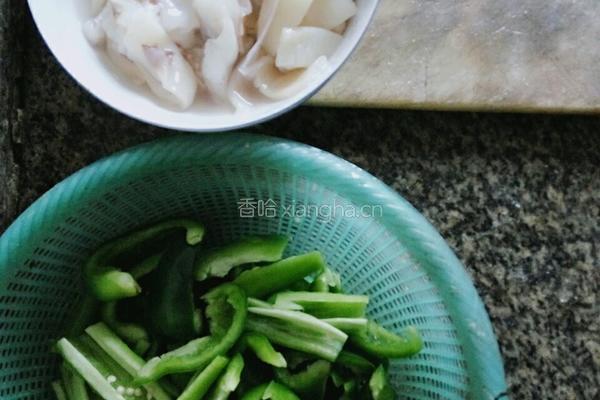青椒芹菜鱿鱼的做法图解1