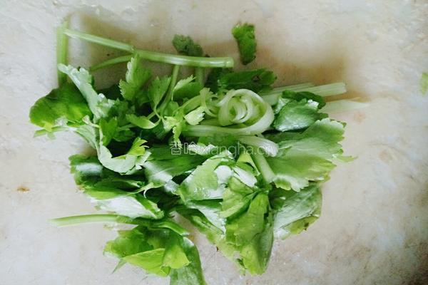 青椒芹菜鱿鱼的做法图解2