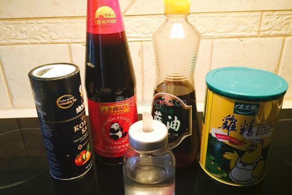 云耳香菇蒸鸡翅的做法图解2
