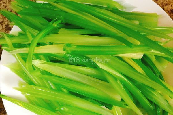 “兮子凉菜大全”之凉拌西芹条的做法图解1